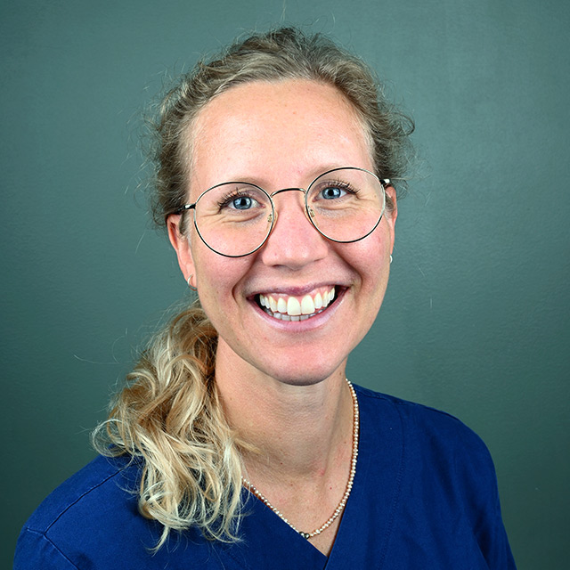 Image of dentist Anna Marktorp answering questions about using a rubber dam during dental treatments.